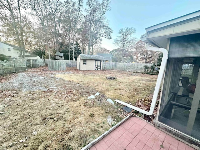 view of yard with a storage unit