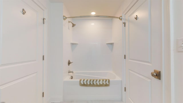 bathroom with tiled shower / bath combo