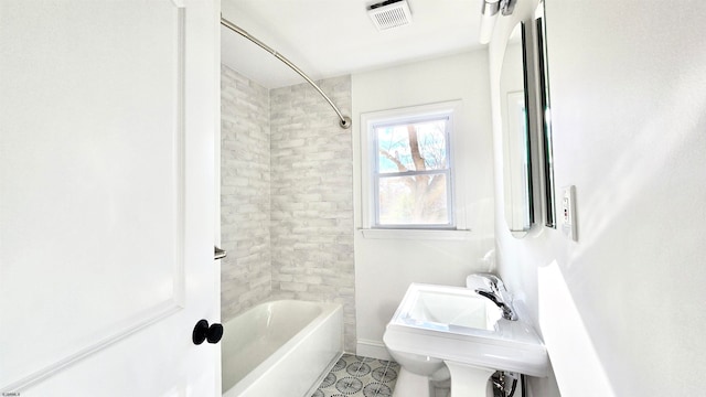 bathroom with sink and tiled shower / bath