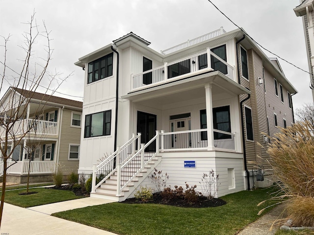 view of front of home featuring a porch and a front yard