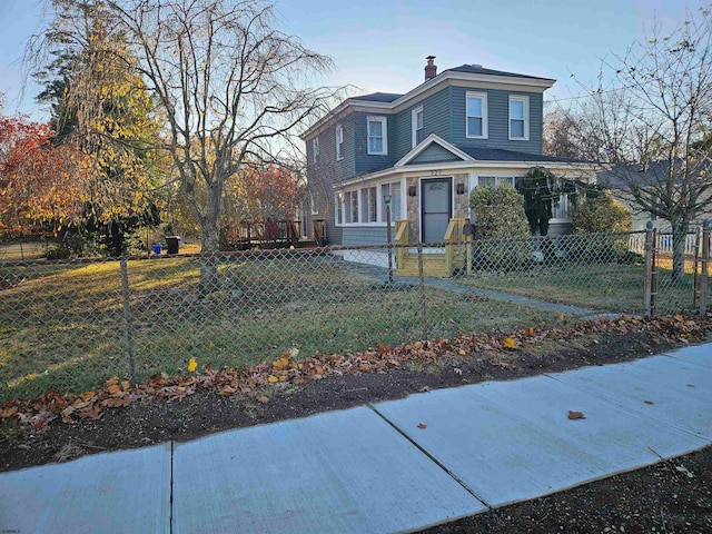 view of front of house featuring a front lawn