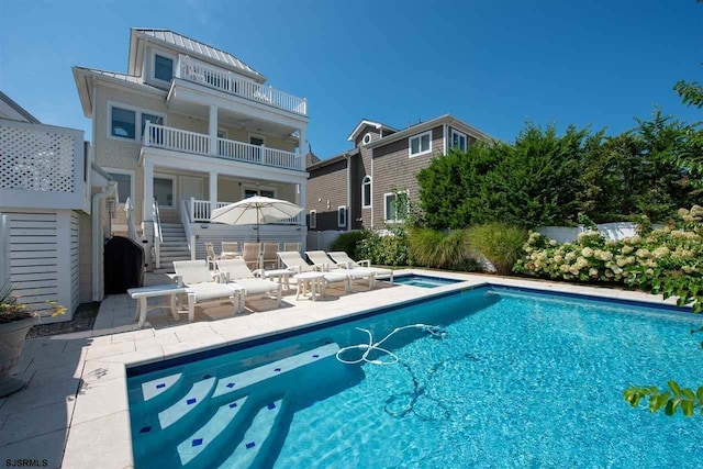 view of swimming pool featuring a patio