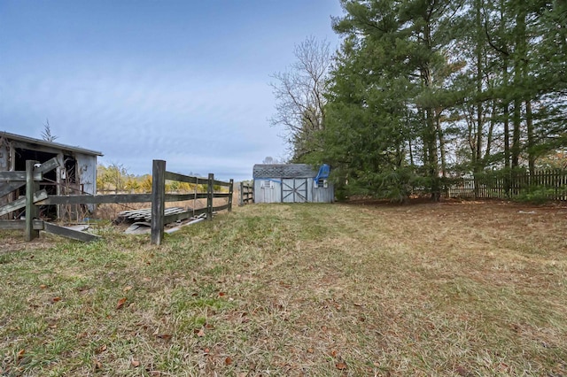 view of yard featuring a storage unit