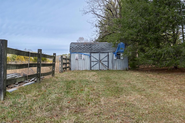 view of yard featuring a shed