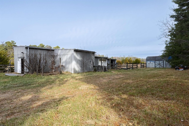 view of yard with an outbuilding