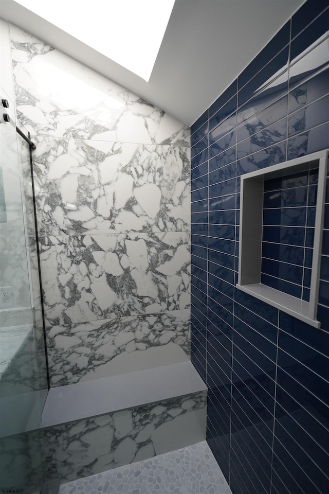 bathroom featuring a tile shower