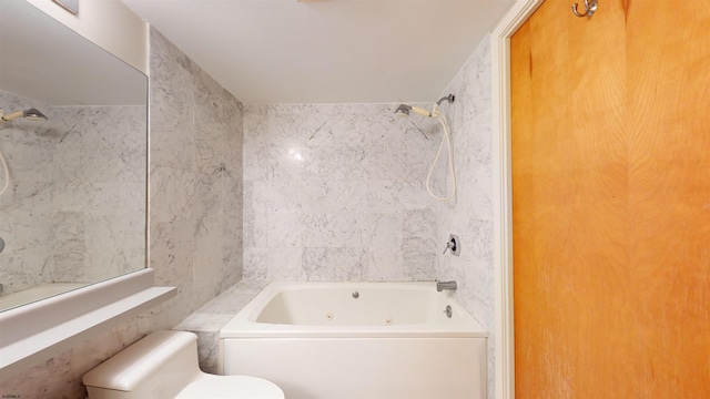 bathroom with toilet and tiled shower / bath