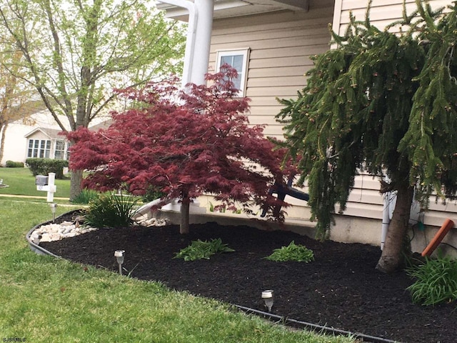 view of side of property featuring a yard