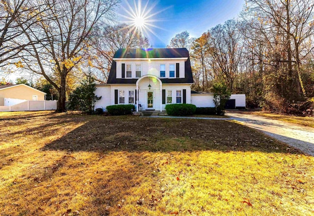 view of front of property featuring a front yard