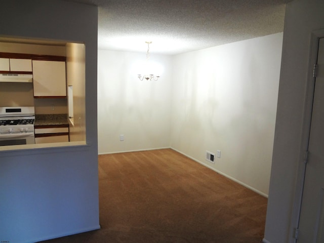 kitchen featuring carpet flooring, white gas stove, an inviting chandelier, ventilation hood, and a textured ceiling