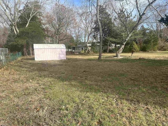 view of yard featuring a shed