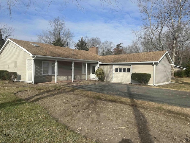 view of front of home featuring a garage and a front yard