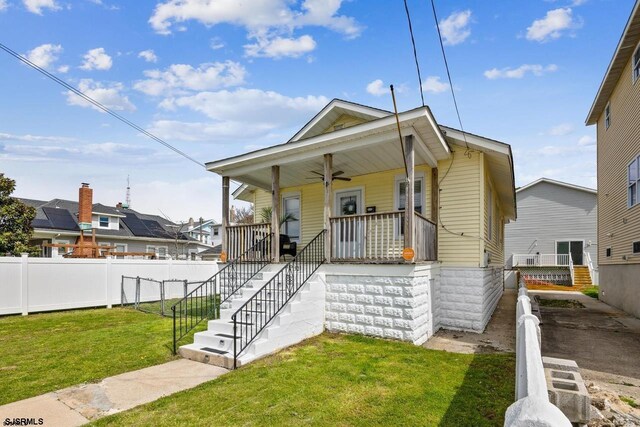 view of front of property featuring a front yard and a porch