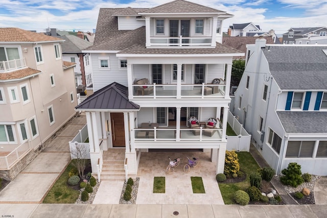 view of front of property featuring a balcony