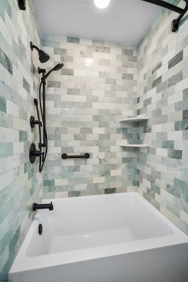 bathroom with tiled shower / bath combo