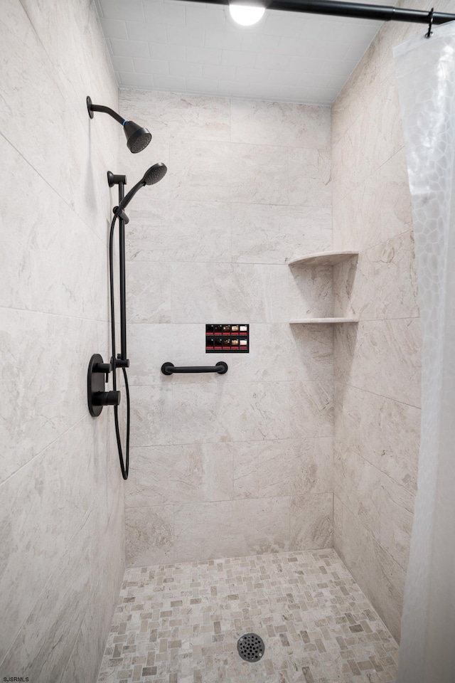 bathroom featuring tiled shower