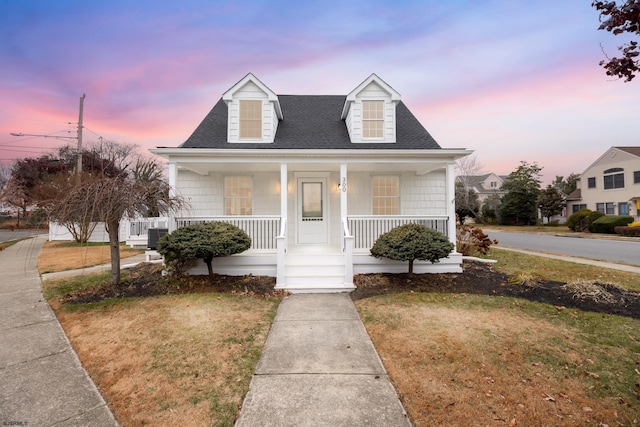 view of front of property featuring a porch and a lawn