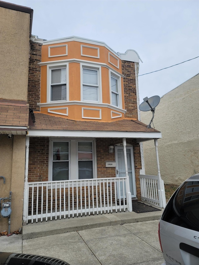 view of front of house with covered porch