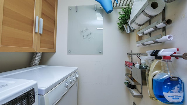 laundry room featuring cabinets and independent washer and dryer