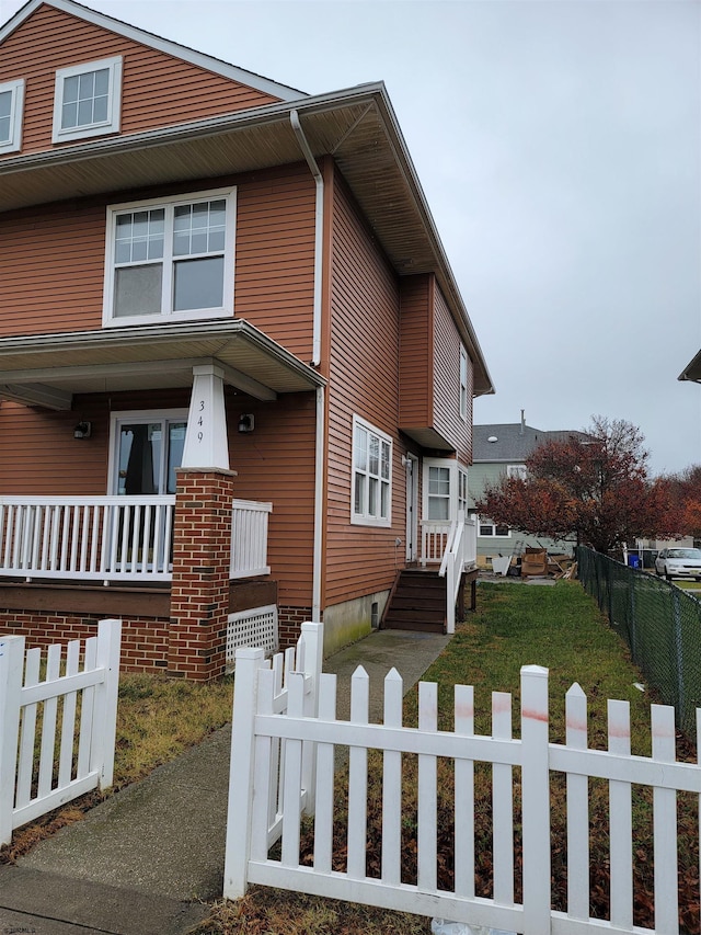 view of front of property with a front yard