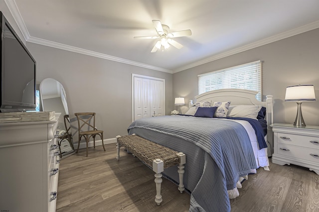 bedroom with a closet, crown molding, ceiling fan, and dark wood-type flooring