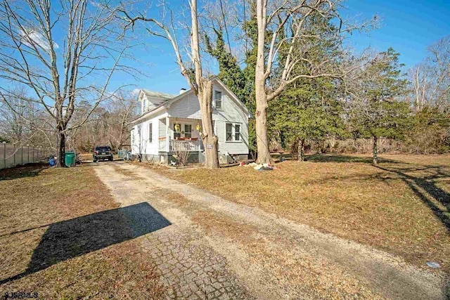 view of front of property with a front lawn and covered porch