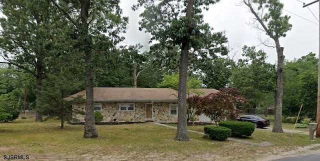 ranch-style home featuring a front yard