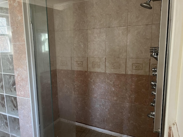 bathroom featuring a tile shower