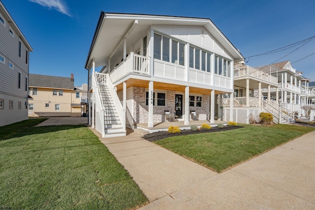 view of front facade with a front lawn and covered porch