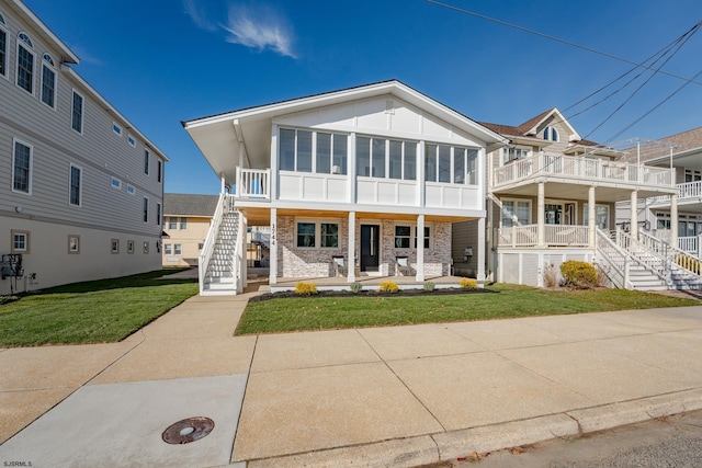 view of front facade with a front yard and covered porch