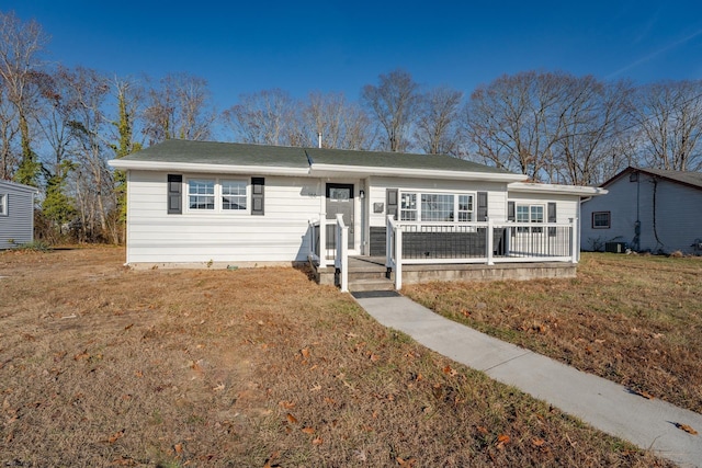 single story home featuring a front lawn