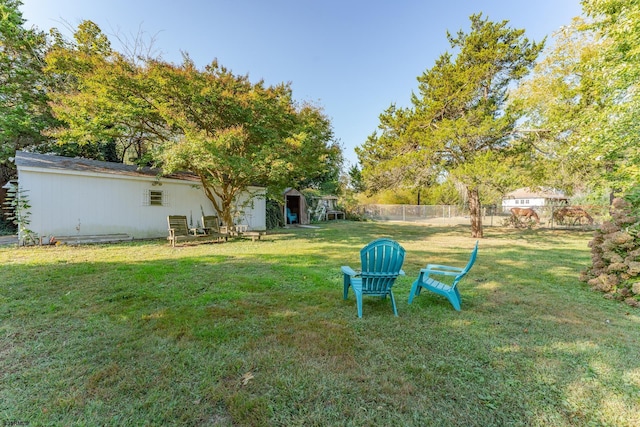 view of yard featuring a storage unit