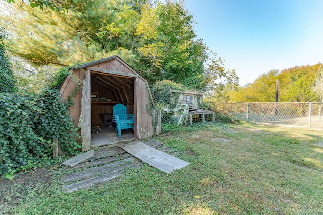 view of yard featuring a storage unit