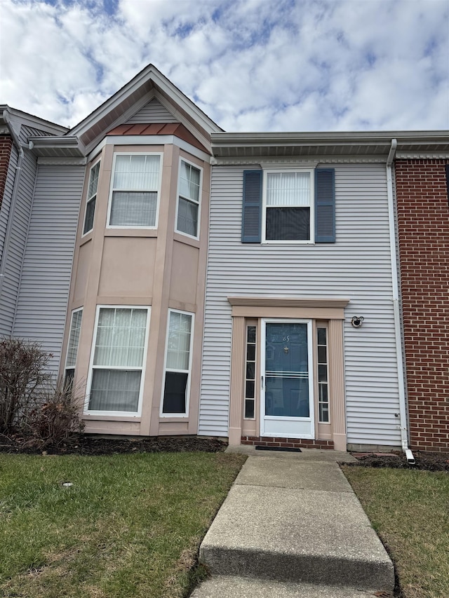 view of front facade featuring a front lawn