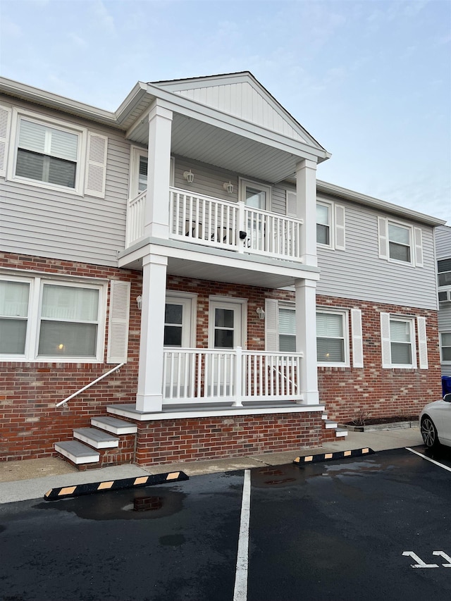 view of front of property with a balcony