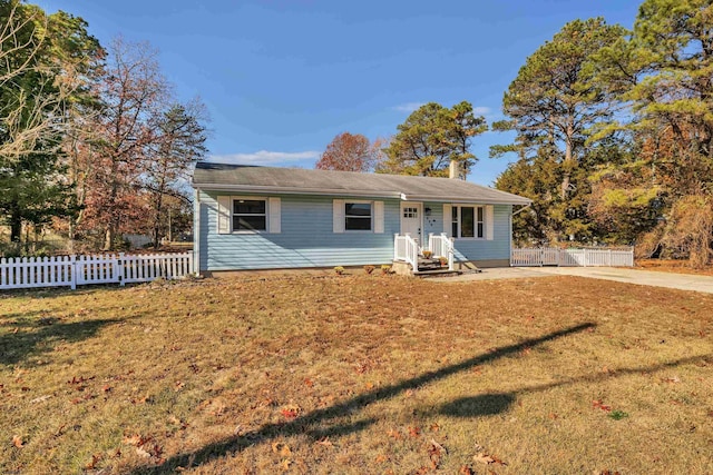 ranch-style home featuring a front lawn