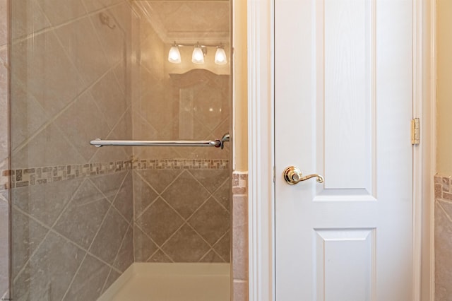 bathroom featuring a tile shower