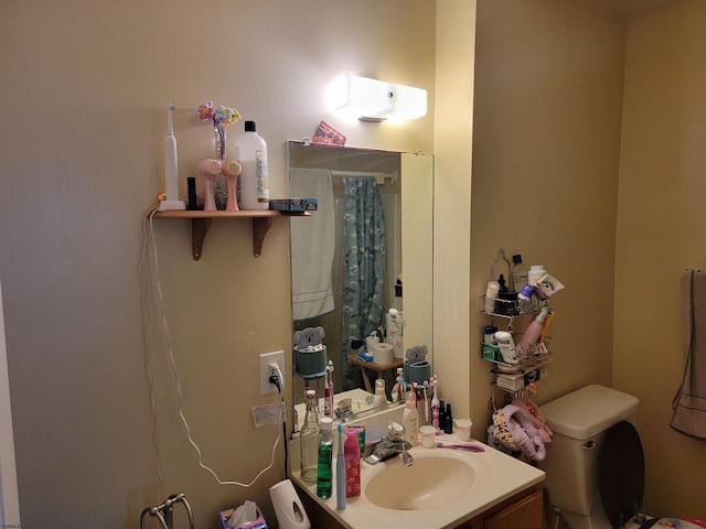 bathroom with toilet, a shower with curtain, and vanity