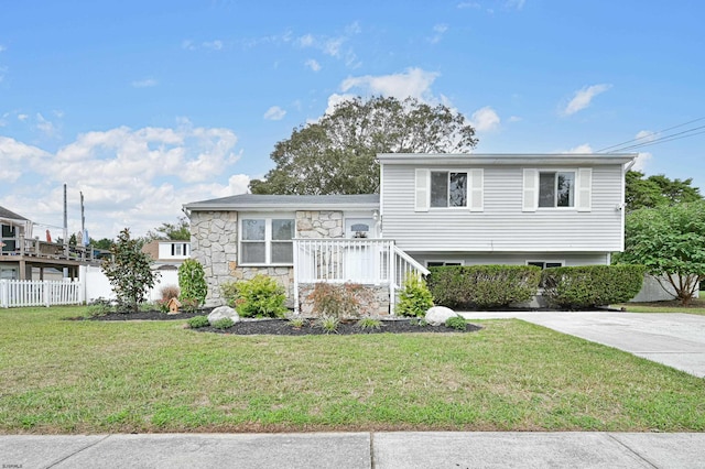 split level home with a front lawn