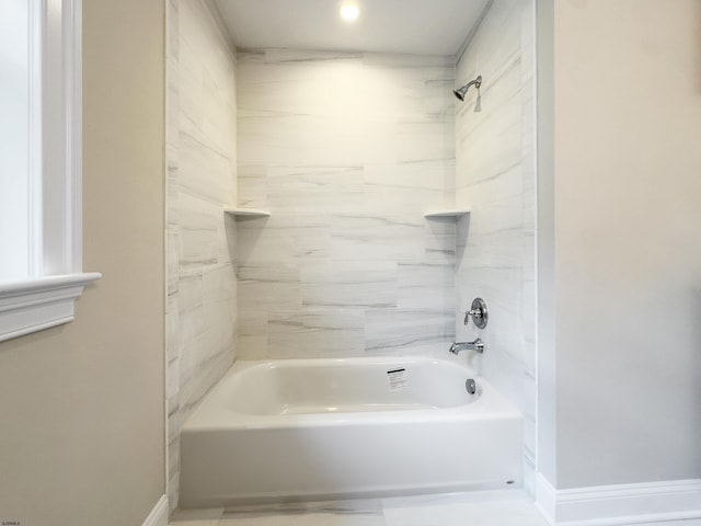 bathroom with tiled shower / bath