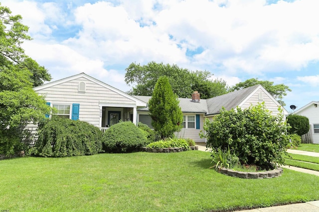 view of front of house featuring a front lawn