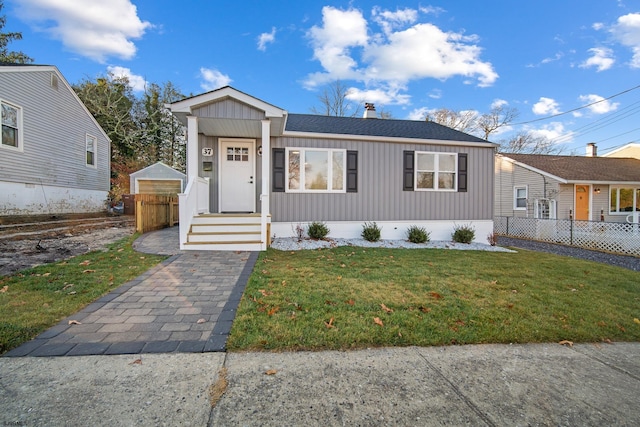 view of front of house featuring a front lawn