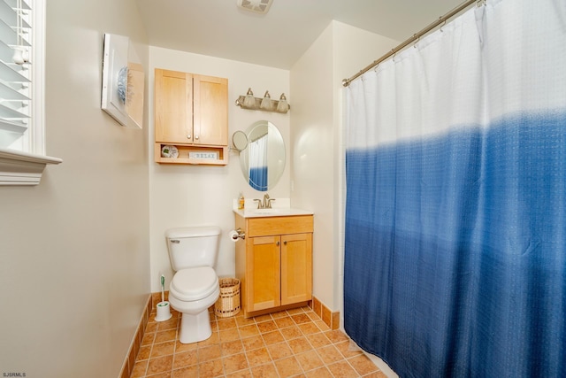 bathroom with a shower with curtain, vanity, and toilet