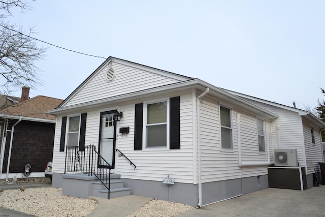 view of front facade featuring ac unit