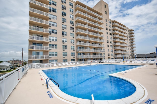 view of swimming pool