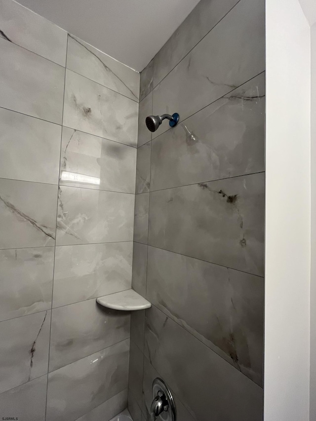 bathroom featuring tiled shower / bath combo