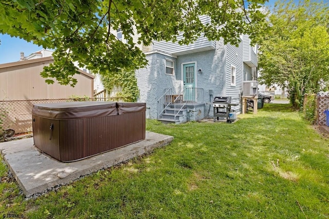 view of yard featuring a hot tub