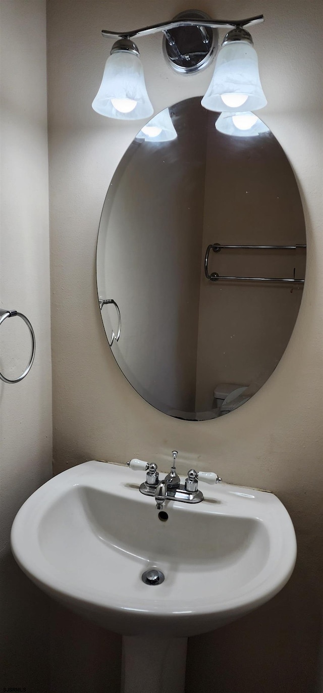 bathroom featuring sink