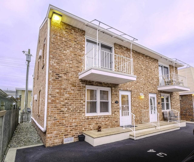 view of front of property featuring a balcony