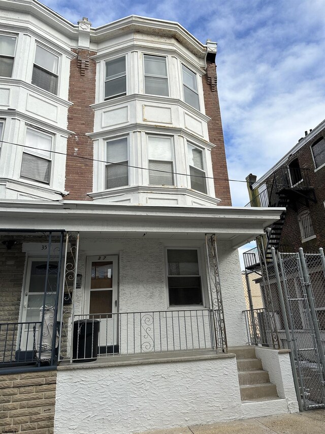 view of front facade featuring a porch